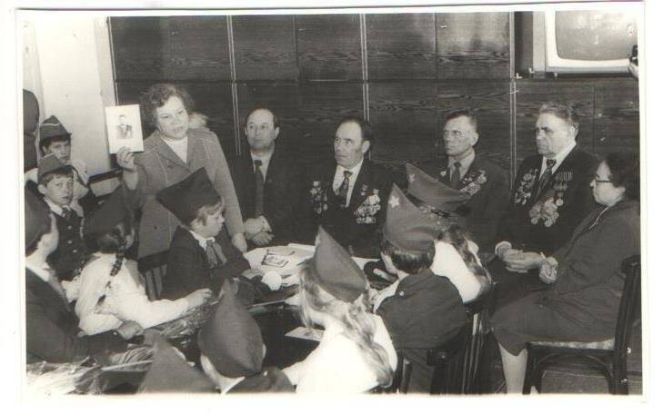 Фотография. Матвеева З.И. выступает на встрече с Героями Советского Союза в далматовском Доме пионеров