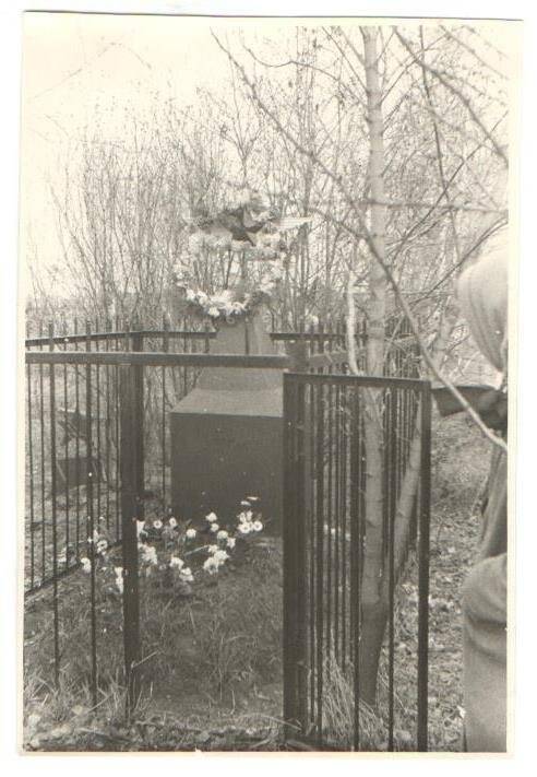 Фотография. Место захоронения экипажа самолёта, погибшего в окрестностях г. Далматово 27 апреля 1945 года, на кладбище г. Далматово