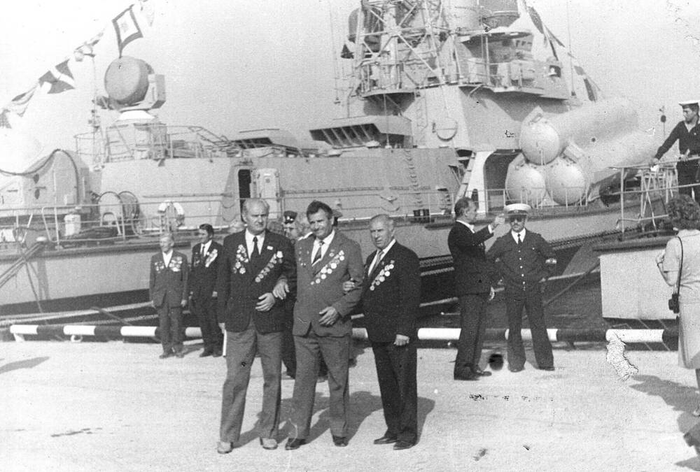 Фотография черно-белая, групповая, Однорог Александр Николаевич (в центре) с однополчанами в г. Новороссийске.