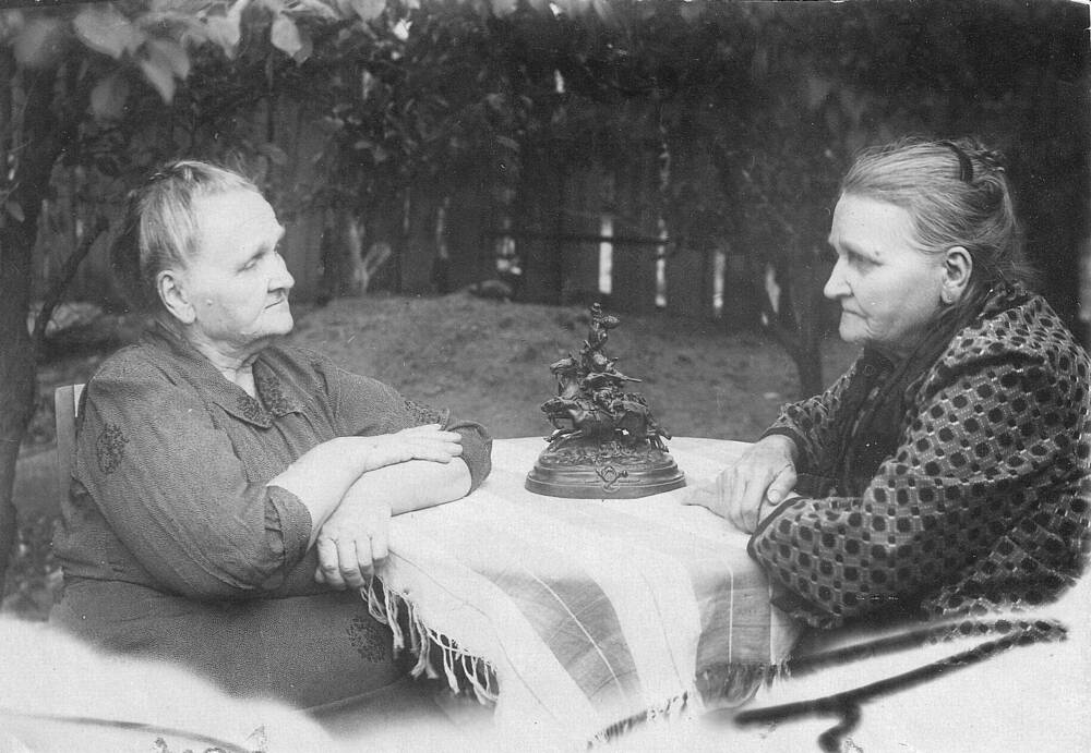 Фотография черно-белая Ямпольской Е., матери Ямпольских (слева).