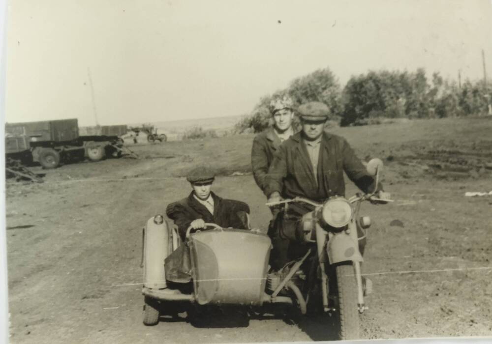 Фото. Попов Василий Дмитриевич за рулем служебного мотоцикла