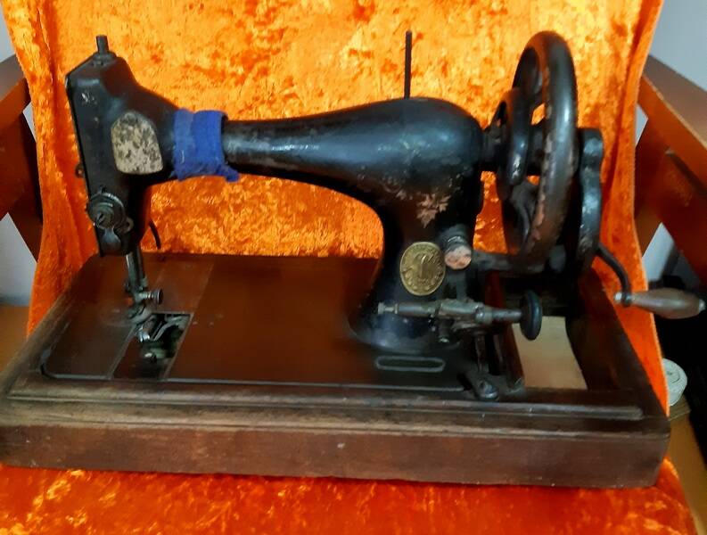 Машинка швейная настольная с ручным приводом марки Зингер.