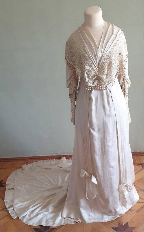 Платье подвенечное белого шелка со шлейфом.