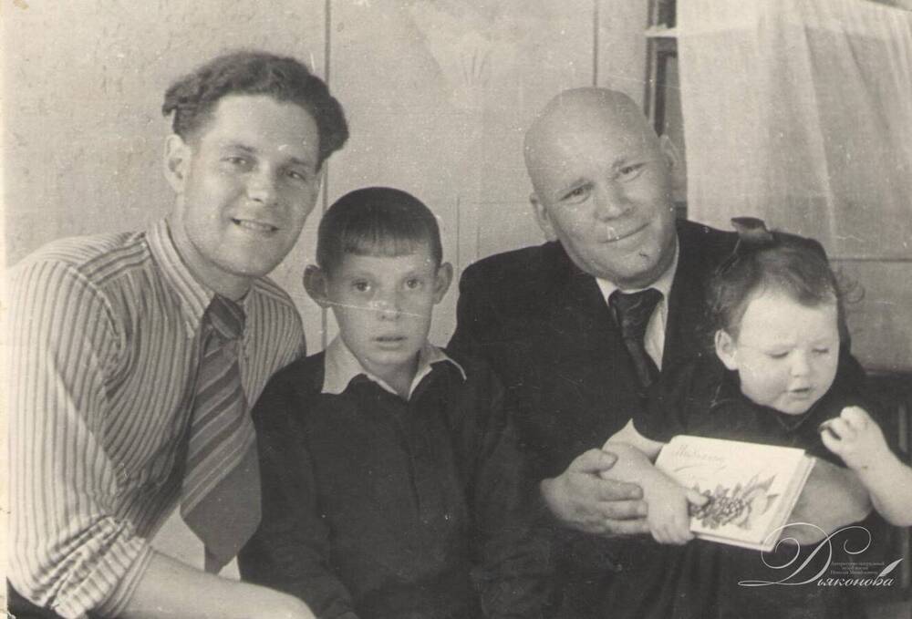 Фотография черно-белая. Мысов Пантелеймон Ануфриевич (справа) и Кривошеин Игорь Николаевич (слева) с детьми