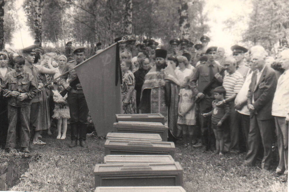 Фото. Фрагмент перезахоронения останков советских воинов - участников Кривцовской битвы.