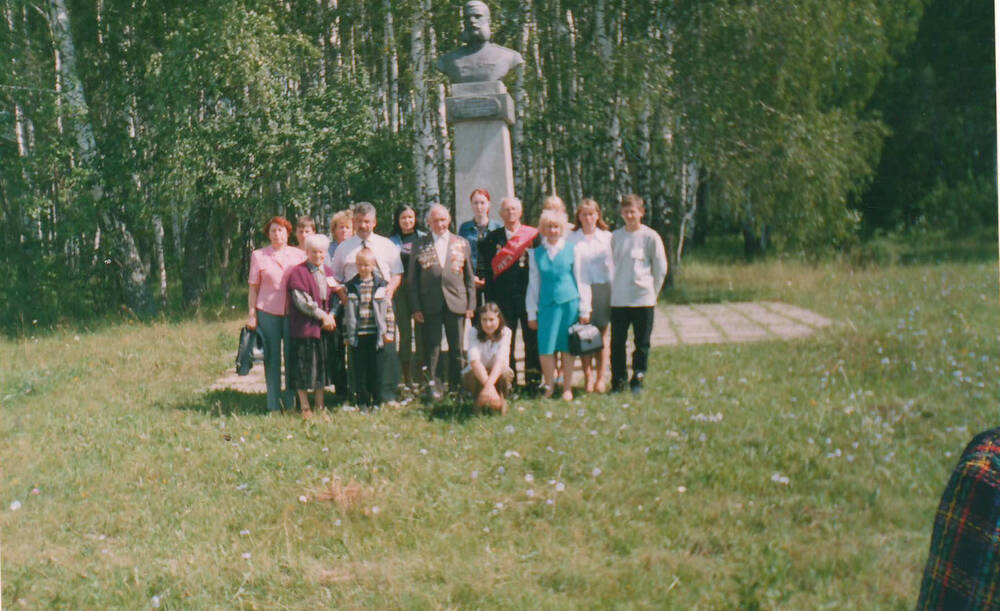 Фото. Фрагмент мероприятия на Кривцовском мемориале с участниками автопробега Хотынец-Болхов 2003 год.