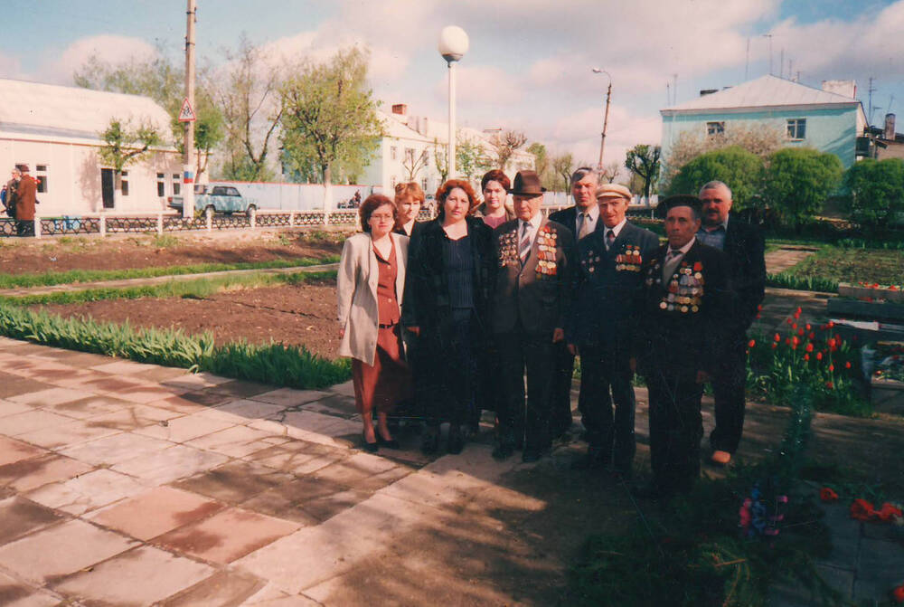 Фото. Фрагмент митинга, посвященного Дню Победы на Офицерском кладбище г.Болхова.