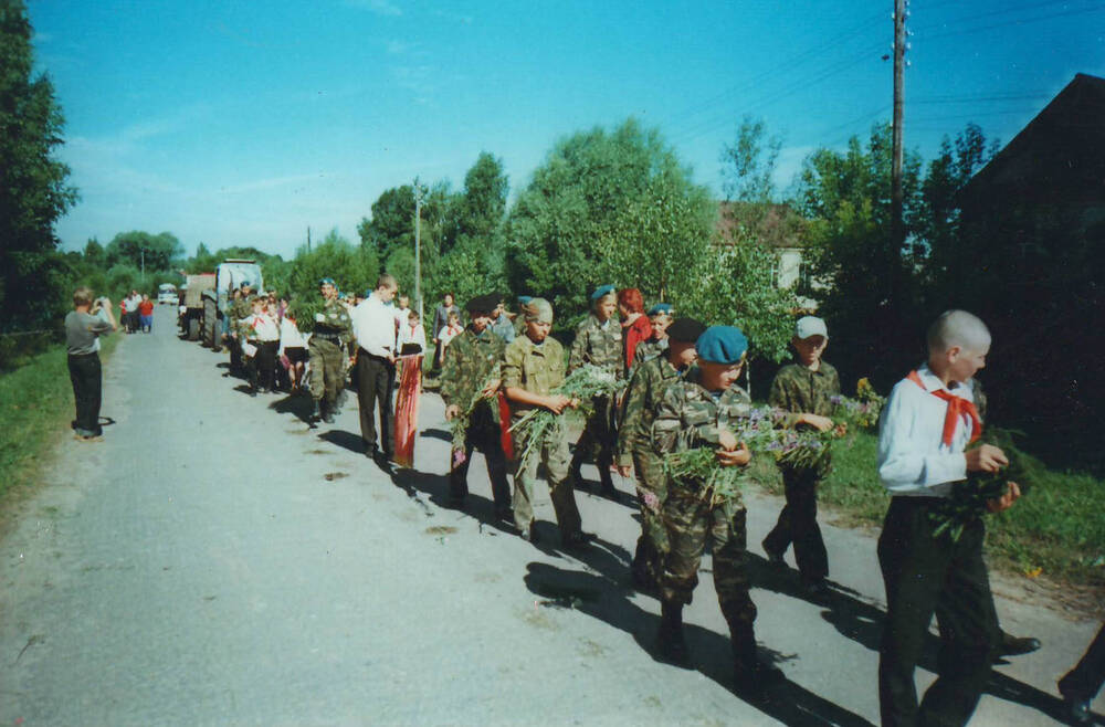 Фото. Фрагмент перезахоронения останков солдат на воинском захоронении д.Козюлькино Болховского района.