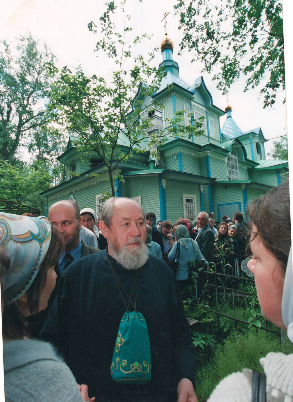 Фото. Встреча протоиерея В.Ермакова с прихожанами около храма Серафима Саровского в Санкт-Петербурге.