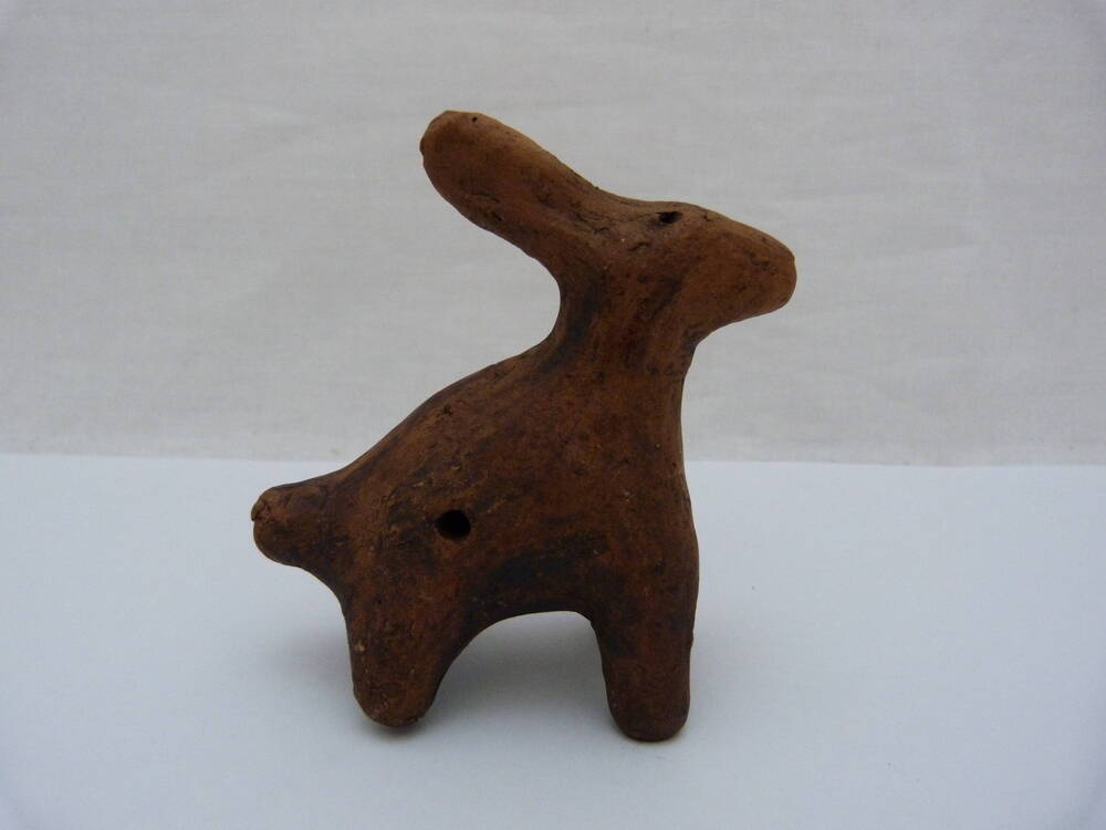 Коллекция глиняной посуды и игрушки, автор Ряжских В.М. Игрушка – свистулька «Заяц»