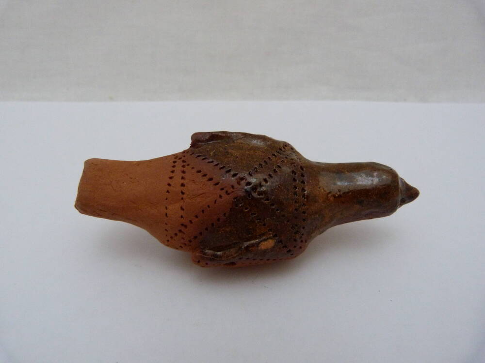 Коллекция глиняной посуды и игрушки, автор Ряжских В.М. Игрушка – свистулька «Птичка»