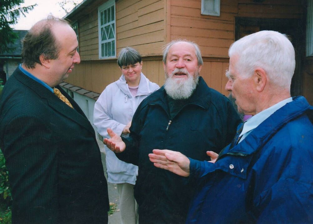 Фото. Протоиерей Василий Ермаков с генералом В.Д.Подольским и прихожанами у своего дома.