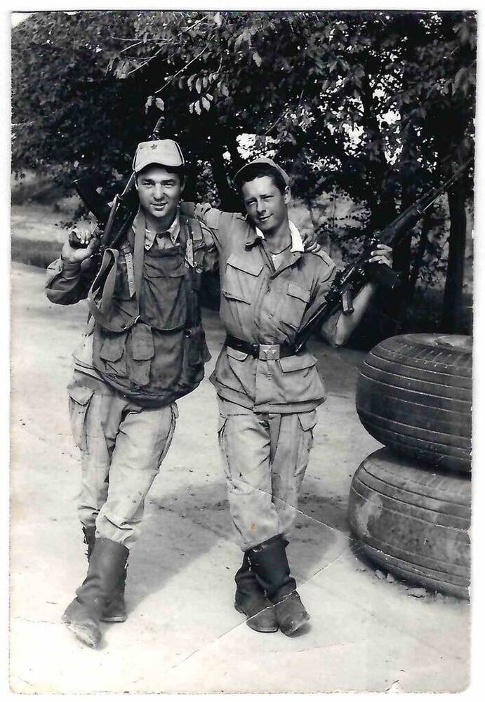 Фото черно-белое с изображением обнявшихся солдат.