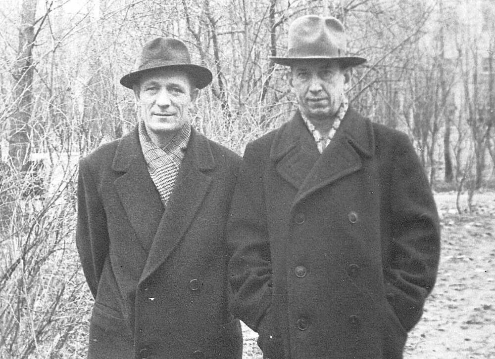 Фотография черно-белая Акаевского Игоря Борисовича (справа), врача подпольного госпиталя в с. Ачикулак, с другом.