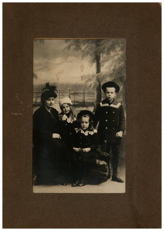 Фотография. Александр, Екатерина и Мария, дети контр-адмирала А.В. Развозова, с няней.