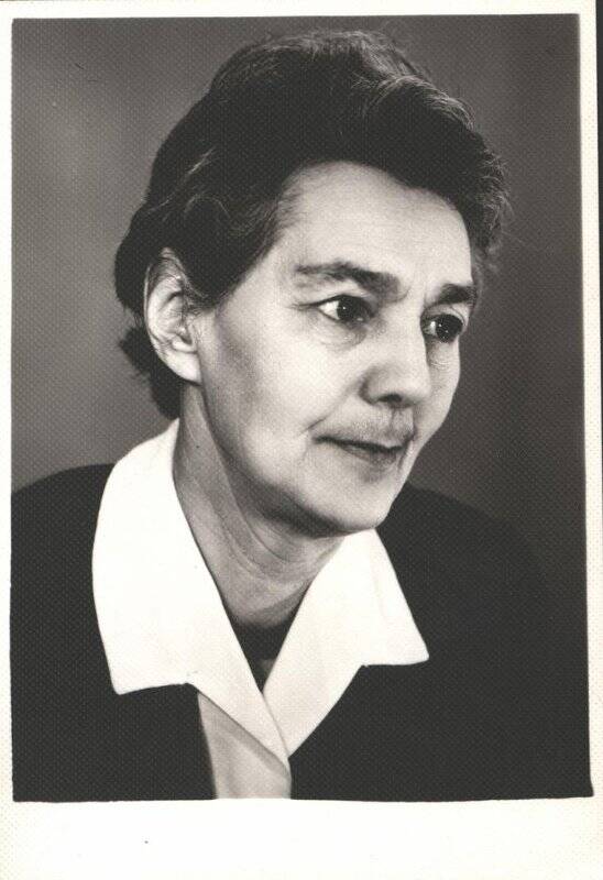 Фотография. Хаиндрова Лидия Юлиановна (1910–1986) — поэтесса, журналист, преподаватель.