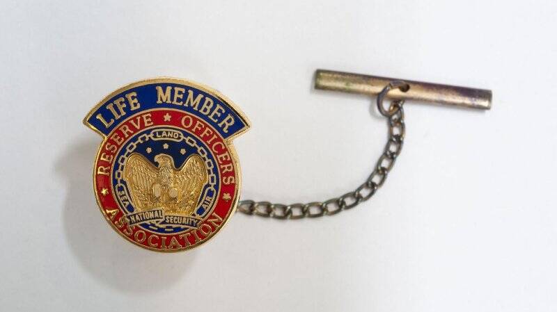 Значок на лацкан с эмблемой пожизненного члена Ассоциации офицеров запаса.