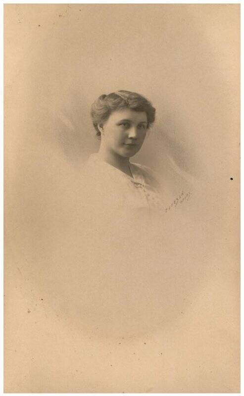 Фотография. Мария Александровна Развозова (урождённая баронесса фон дер Остен-Дризен; 1887–1968), супруга контр-адмирала А.В. Развозова.