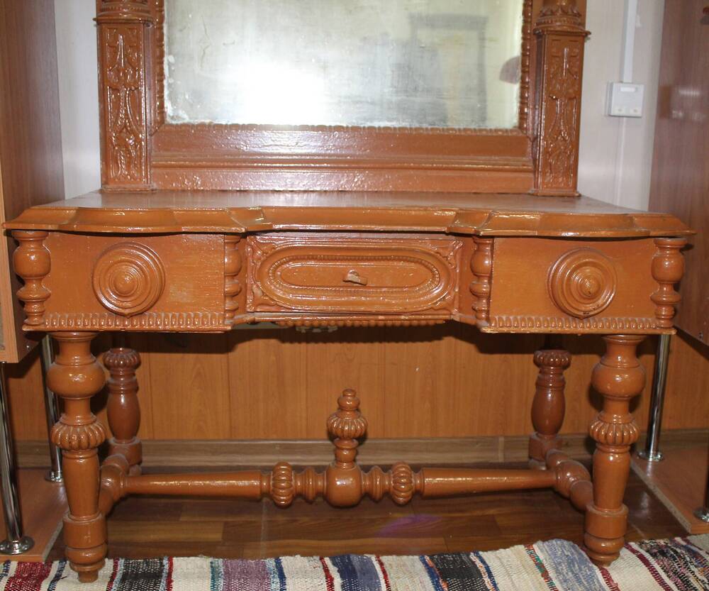Столик туалетный деревянный с зеркалом. Рама с резным орнаментом, 19 век.