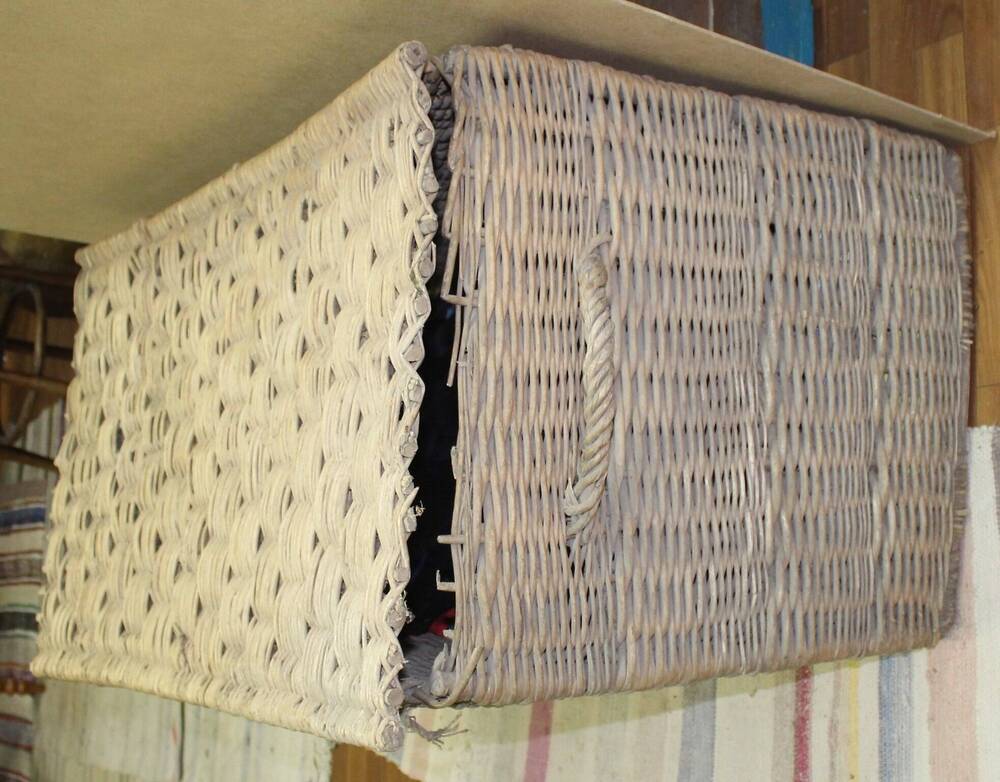 Короб с крышкой, плетеный из лозы. 19 век.
