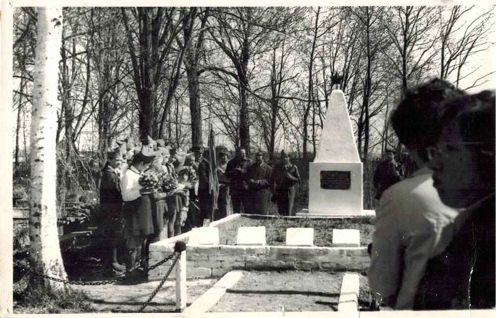 Фотография. Воинское захоронение №21 в д.Логово.