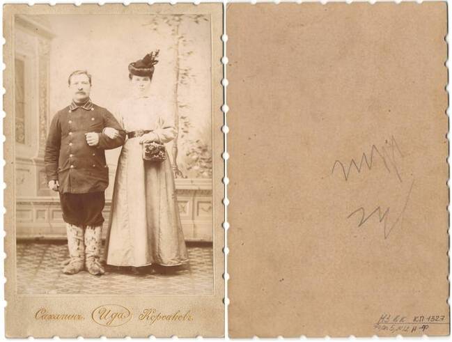 Черно-белая фотография. Парный портрет мужчины и женщины на паспарту.
