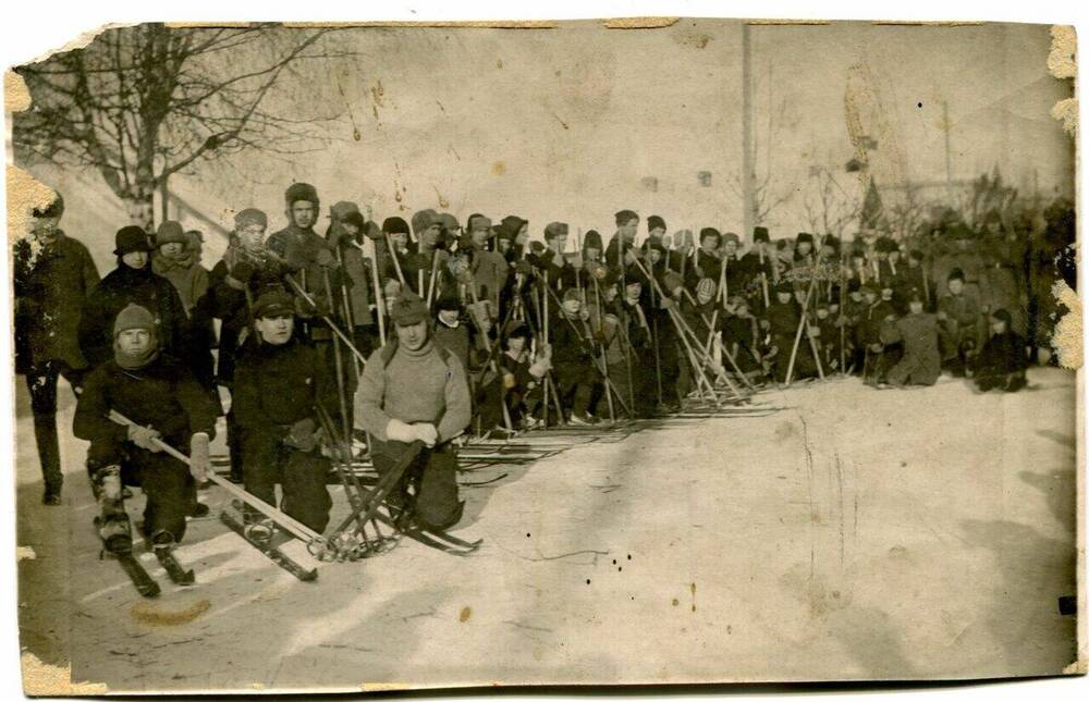 Фотография. Лыжная вылазка за город 1924 г.