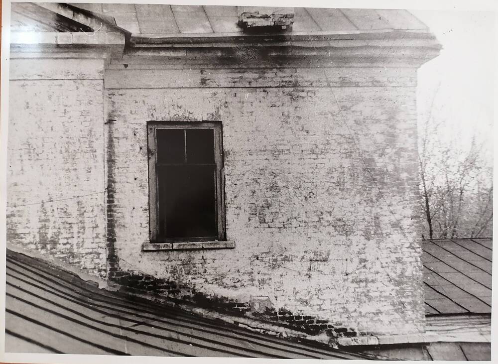 Фото верхнего окна в доме графа