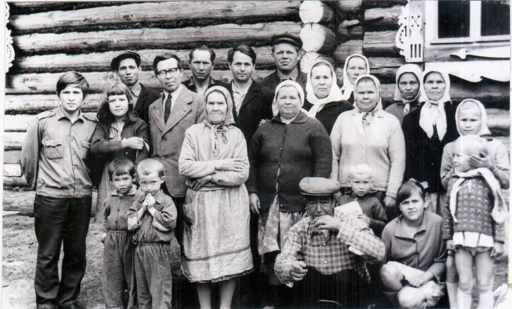 Фото. Жители д. Хорнкасы на поминках учителя И.Е. Евдокимова.
