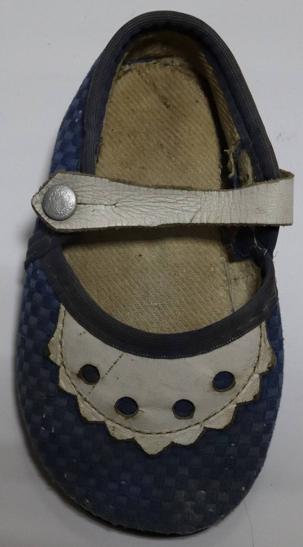 Сандалия (синего цвета с белым украшением и пряжкой на пуговице). Часть пары, правая.
