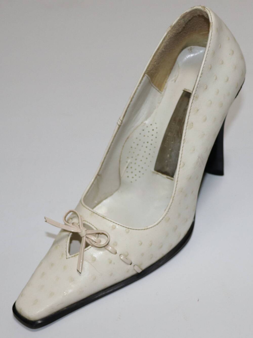 Туфля белого цвета остроносые Qween. Часть пары, левая.