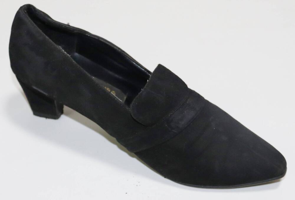 Туфля из искусственной замши чёрного цвета GUTENBURG. Часть пары, левая.