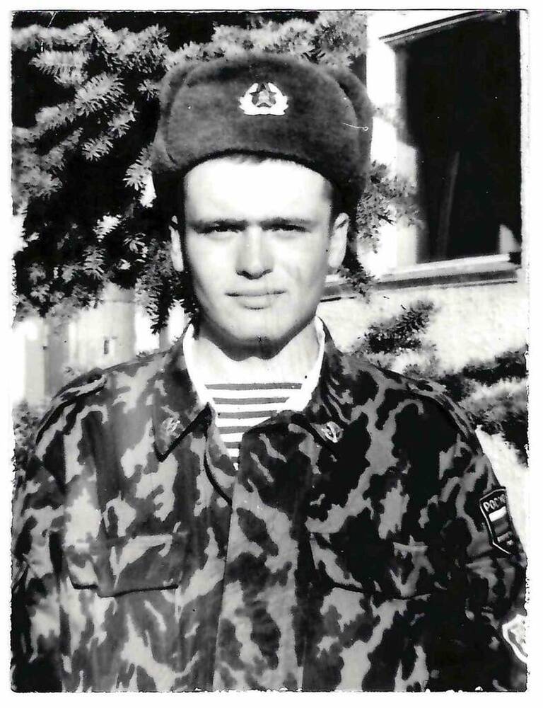 Фотография черно-белая. Погрудный портрет ст. сержанта Николая Александровича Есионова