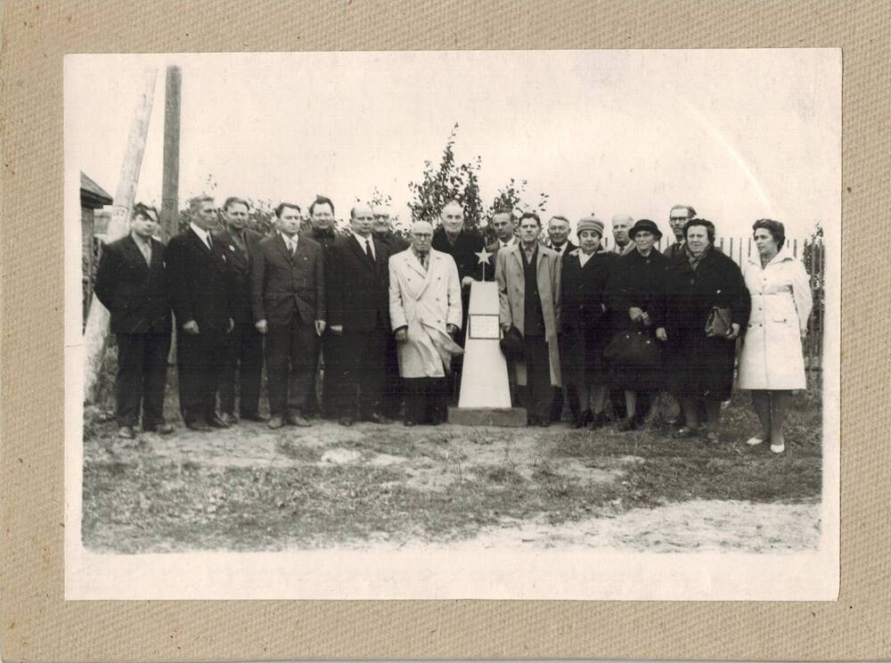 Фотография ч/б д.Беляево у памятника 1967 г. Встреча ветеранов гражданской войны