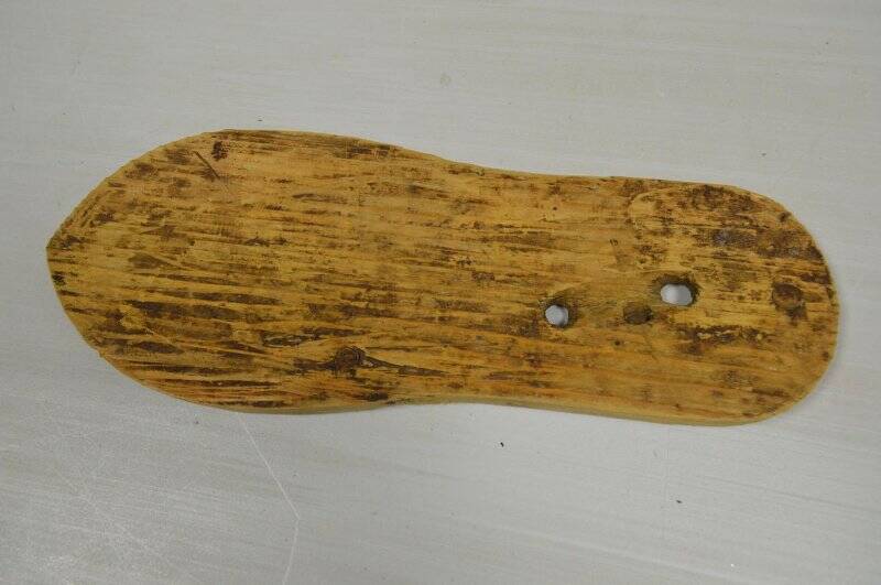 Колодка – кусок дерева, вырезанный в форме ступни, используемый при шитье обуви