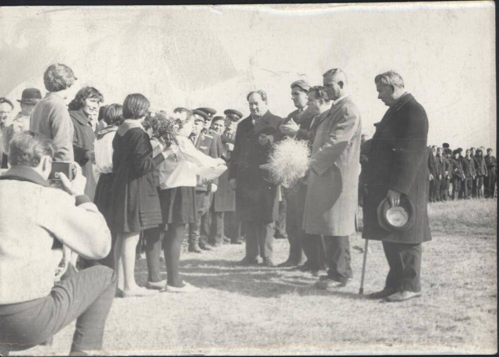 Фото  Встреча с Сорокиным З.А.,1968 г. приветствие школьников