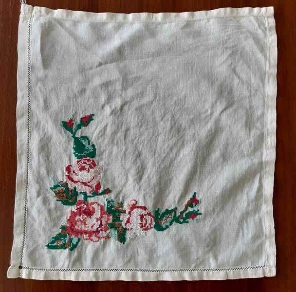 Салфетка из х/б. ткани белого цвета украшенная вышивкой