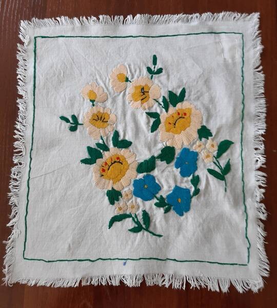 Салфетка из х/б. ткани белого цвета украшенная вышивкой