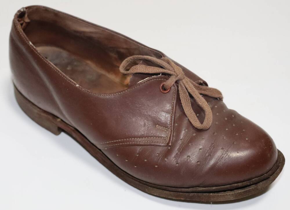 Туфля женская коричневого цвета со  шнуровкой и перфорацией. Часть пары, правая.