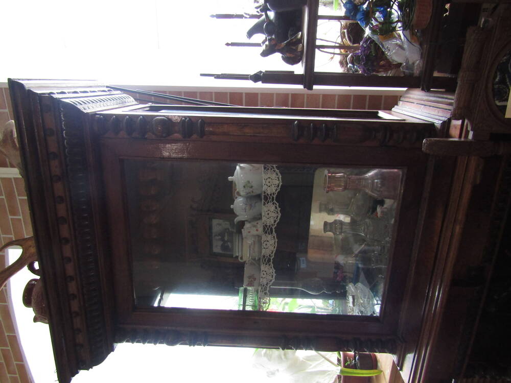 Горка витрина с широким карнизом, имеющим круглые накладки и резьбу в виде лепестков, XIXв.