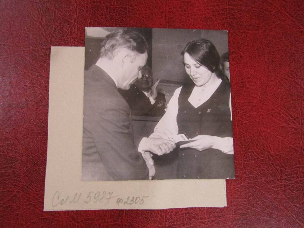 Фотография Мингалев П.Д. вручает комсомольский билет, 1975 год
