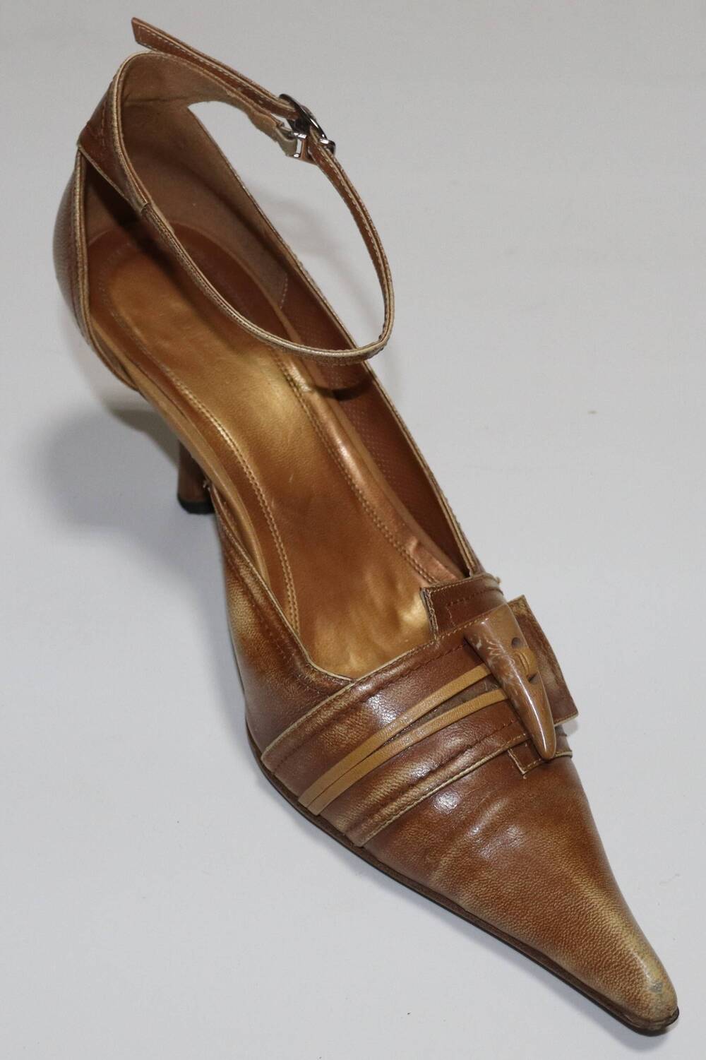 Туфля женская светло-коричневого цвета Redrose. Часть пары, левая.