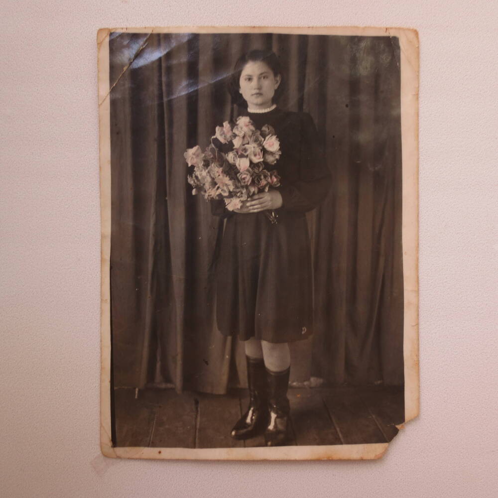 Фотография. Девушка с букетом искусственных роз. 15 марта 1950 г. Пермская область.