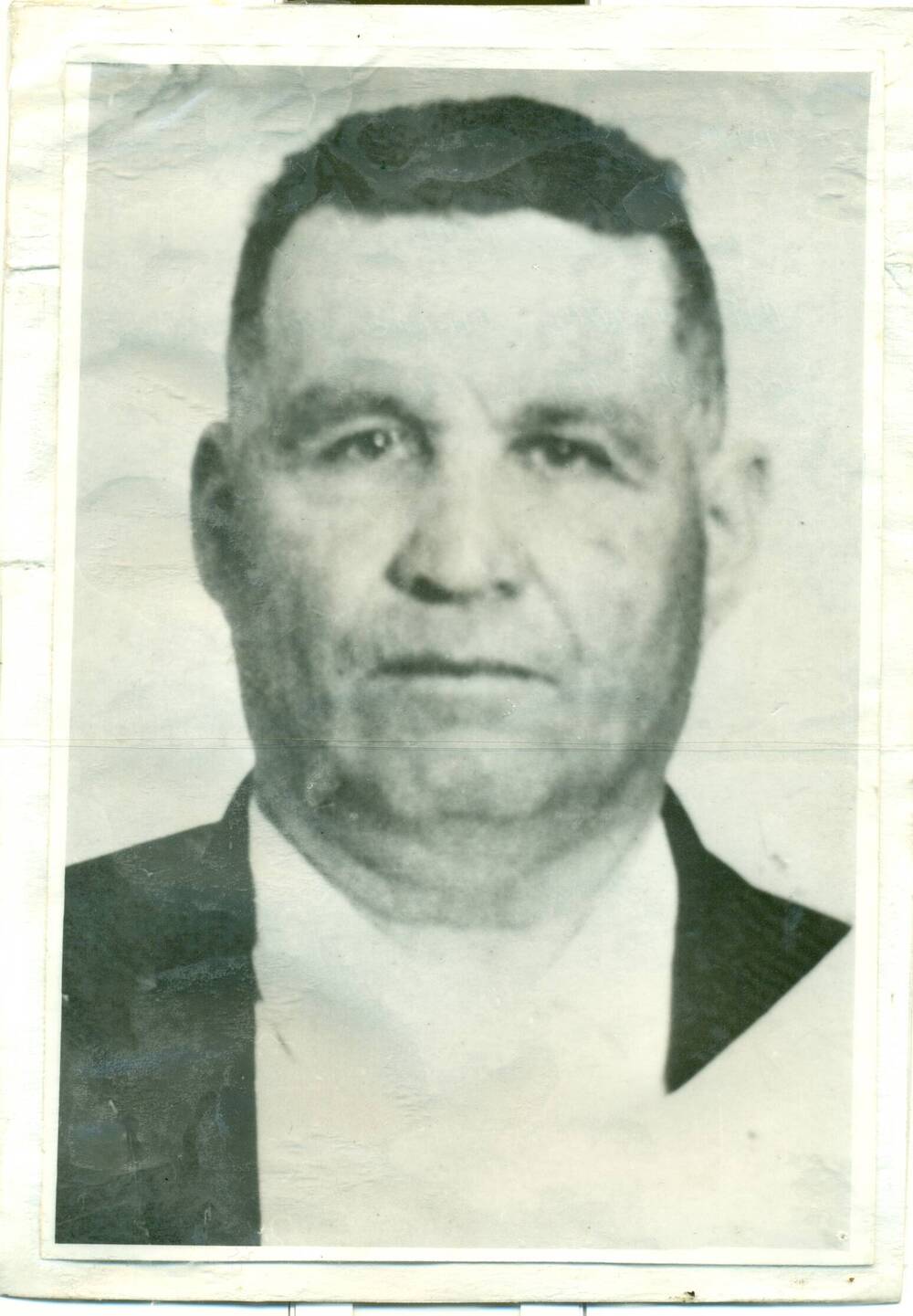 Фотография чёрно-белая: портрет Горланов Сергей-старейший железнодорожник станции Любинская-стрелочник.