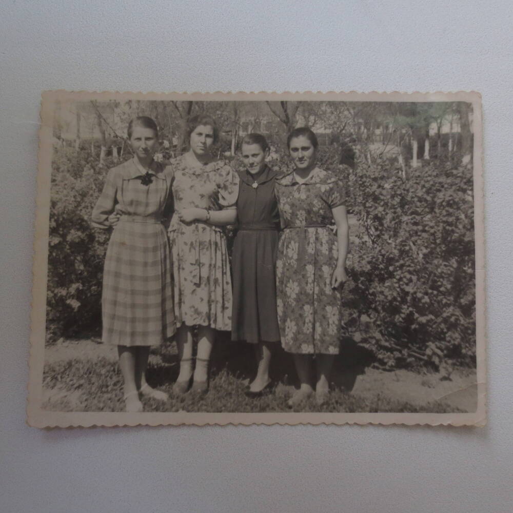 Фотография. Четыре девушки, г. Геническ, 1957 г.