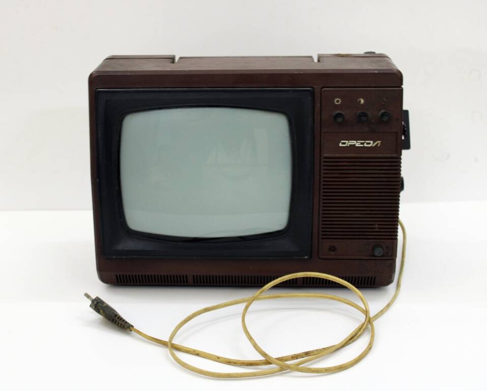 Телевизор коричневого цвета «Ореол» 23 ТВ-307 Д. Чёрно-белое изображение. СССР