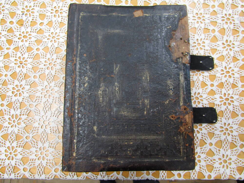 Евангелие книга церковная со штампом (тиснение на кожаной обложке коричневого цвета)