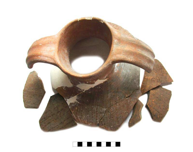 Кувшина кругового коричневоглиняного двуручного с полосчатым лощением по черепку - венчик с верхними частями ручек, горлом и верхней частью тулова и стенок тулова фрагменты (6).