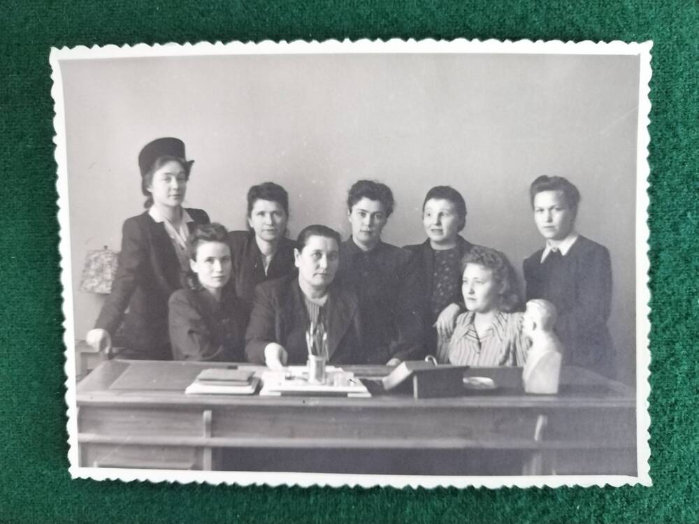 Фото ч-б. г.Ульяновск. 8 марта 1952 года. Областное лекционное бюро. Архив Коченьковых.
