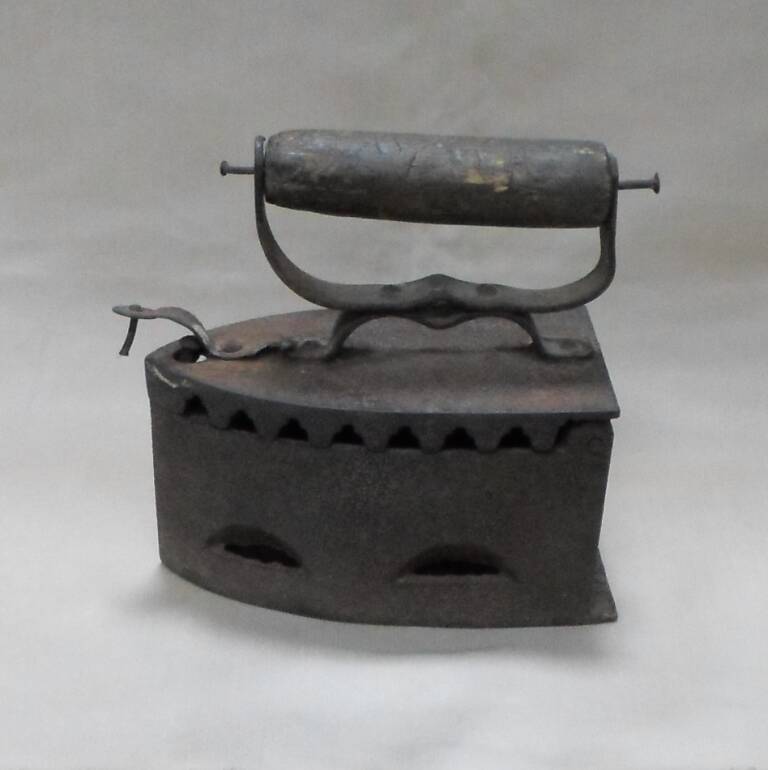 Утюг на углях с крышкой и деревянной ручкой